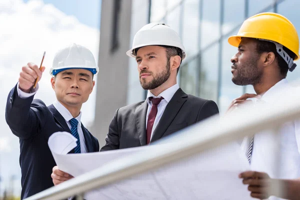 Arquitectos profesionales trabajando - foto de stock