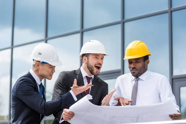 Arquitectos profesionales trabajando - foto de stock