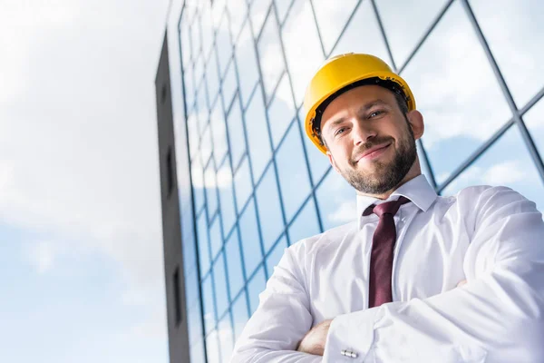 Arquitecto profesional en casco duro - foto de stock