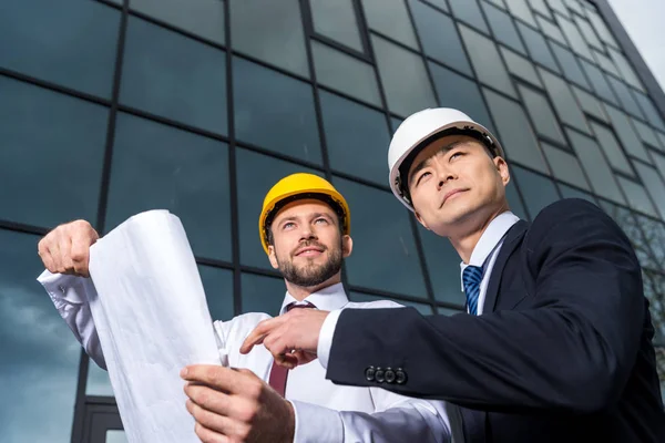 Arquitectos profesionales discutiendo pjocet - foto de stock