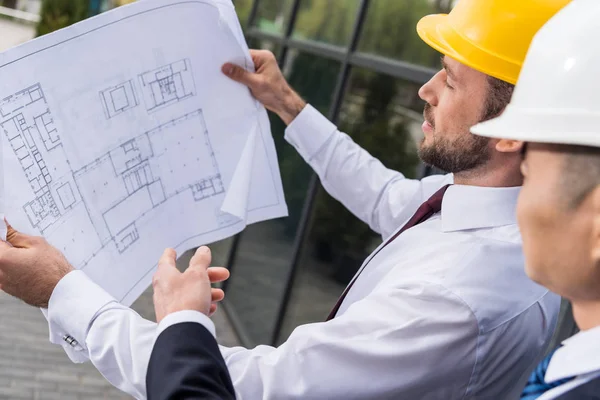 Professional architects discussing pjocet — Stock Photo