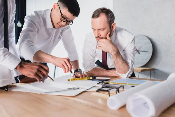 Équipe d'architectes travaillant au bureau — Photo de stock