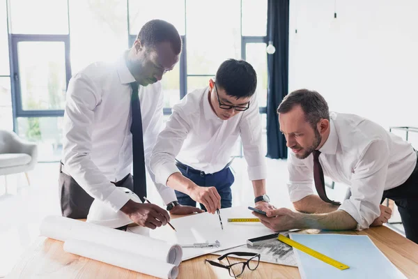 Équipe d'architectes travaillant au bureau — Photo de stock