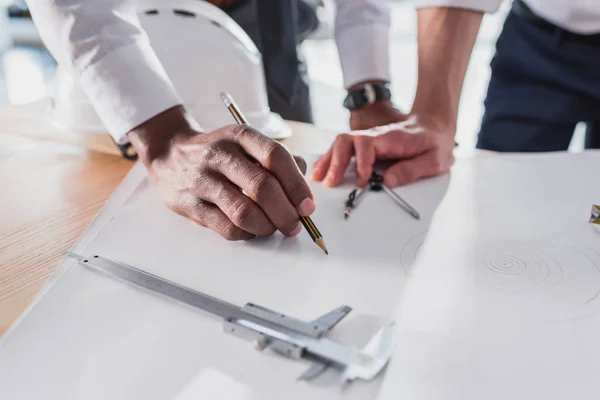 Architektenteam im Büro — Stockfoto