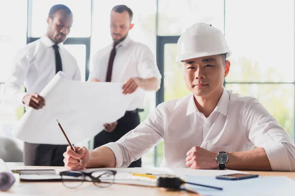 Arquitecto trabajando en proyecto - foto de stock