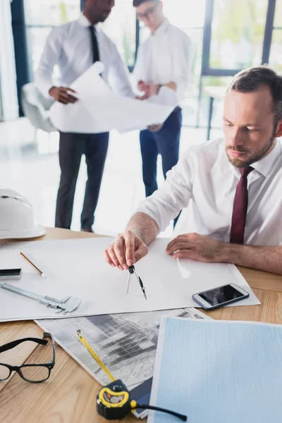 Arquitecto trabajando en proyecto — Stock Photo