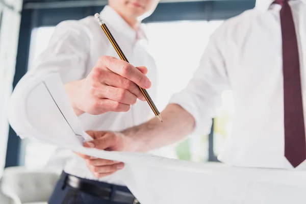 Professionelle Architekten im modernen Büro — Stockfoto