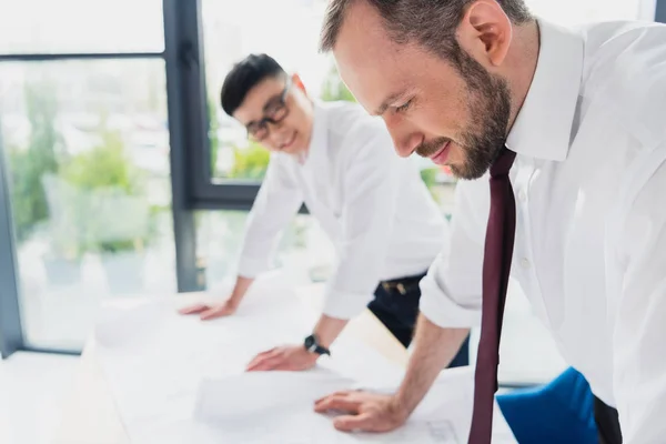 Architectes professionnels travaillant dans un bureau moderne — Photo de stock