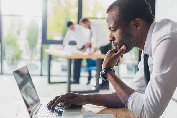 Professionelle Architekten im modernen Büro — Stockfoto