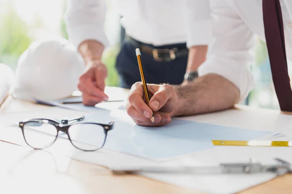 Arquitectos profesionales que trabajan en oficinas modernas - foto de stock