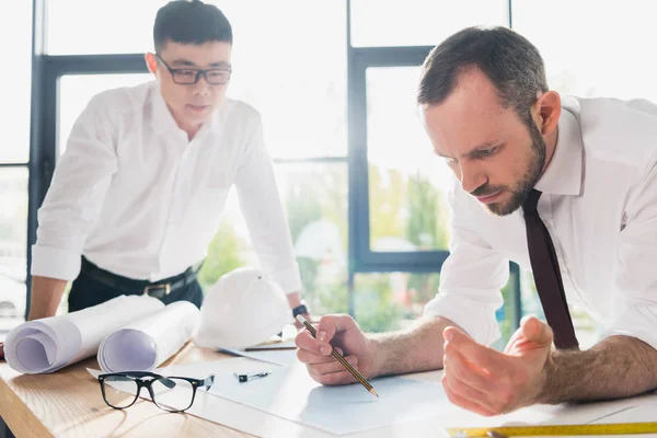 Arquitectos profesionales que trabajan en oficinas modernas - foto de stock