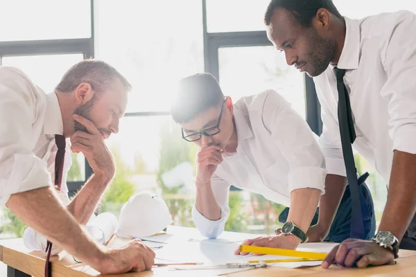 Architectes professionnels travaillant dans un bureau moderne — Photo de stock