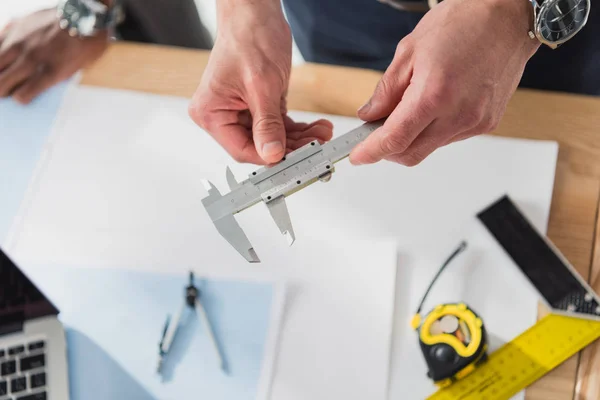 Architectes professionnels travaillant dans un bureau moderne — Photo de stock