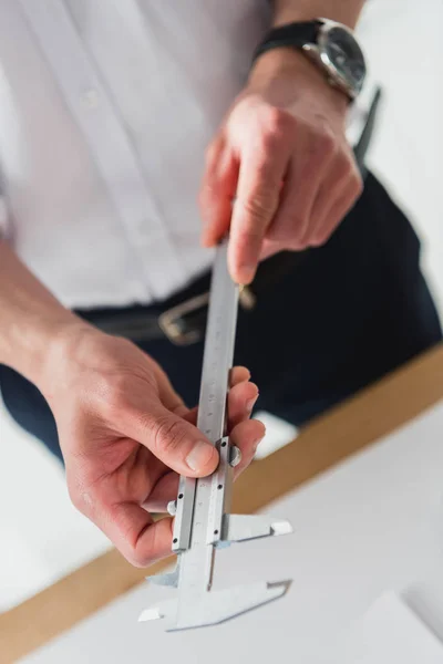 Architecte professionnel travaillant au bureau moderne — Photo de stock