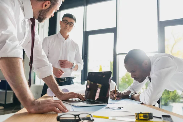 Arquitectos profesionales que trabajan en oficinas modernas - foto de stock