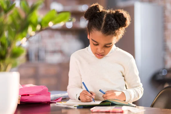 Colegiala haciendo la tarea - foto de stock