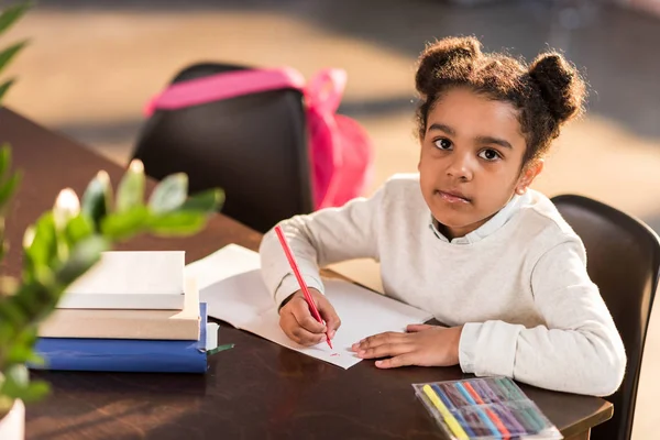 Colegiala haciendo la tarea - foto de stock