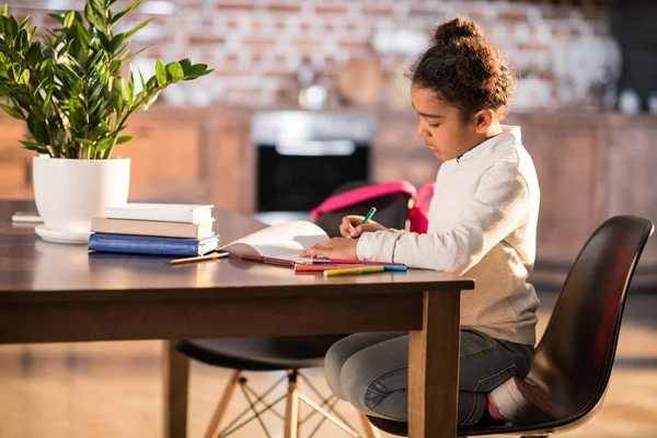 Little girl drawing — Stock Photo