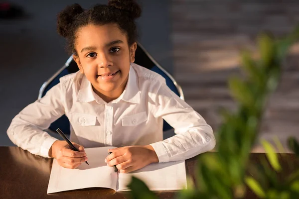 Niña estudiando en la escuela - foto de stock