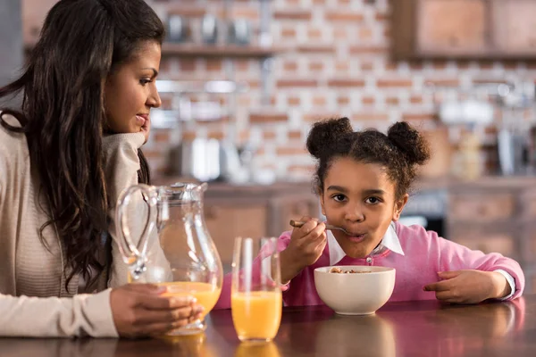 Mother and daughter having breakfast — Stock Photo