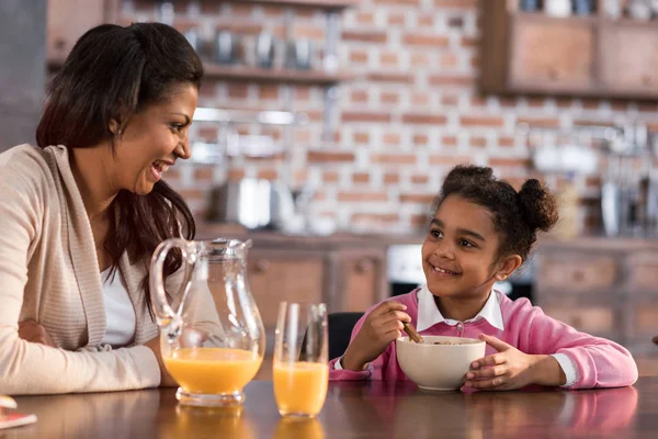 Mother and daughter having breakfast — Stock Photo