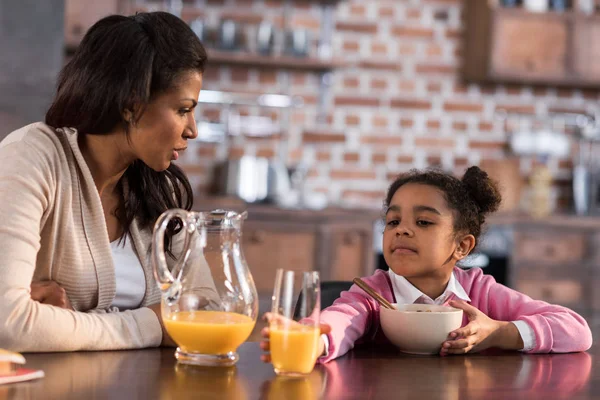 Mother and daughter having breakfast — Stock Photo