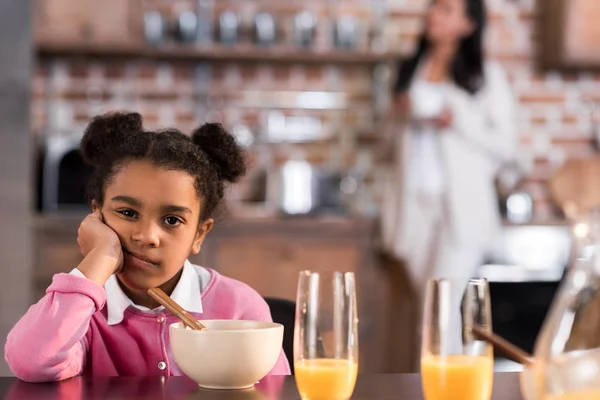Kleines Mädchen frühstückt — Stockfoto