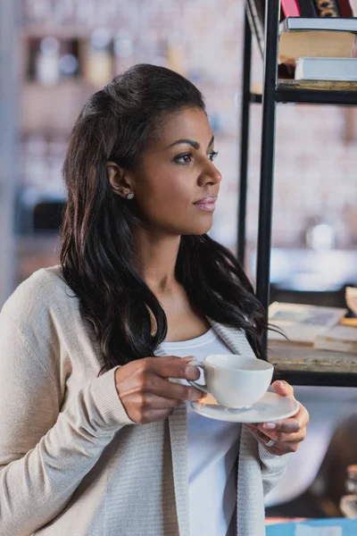 Donna che beve caffè a casa — Foto stock