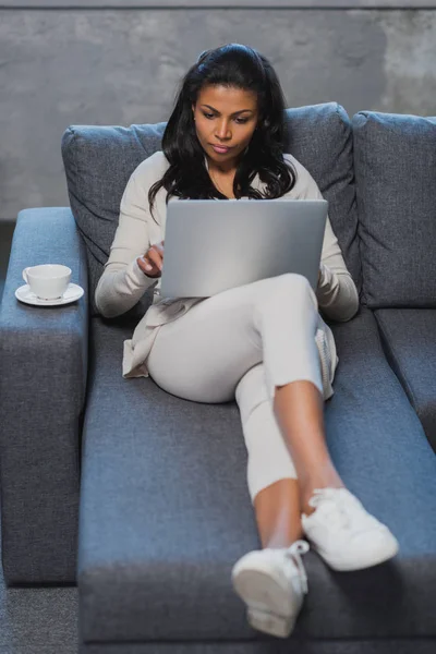 Donna che utilizza il computer portatile a casa — Foto stock