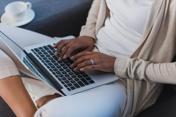 Femme utilisant un ordinateur portable à la maison — Photo de stock