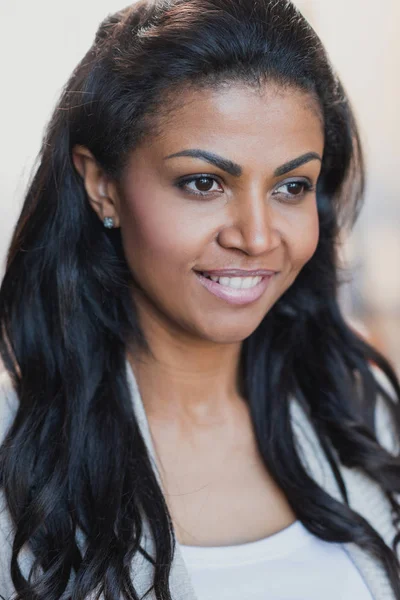 Souriante jeune femme afro-américaine — Photo de stock