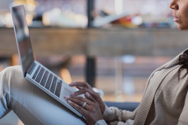 Жінка використовує ноутбук вдома — Stock Photo