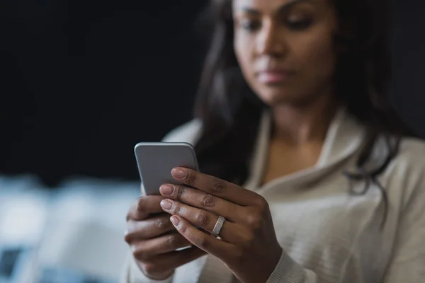 Afro-américaine femme en utilisant smartphone — Photo de stock