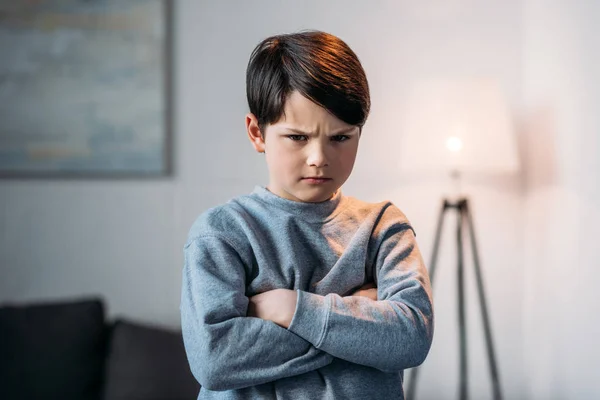 Beleidigter Junge mit verschränkten Armen — Stockfoto