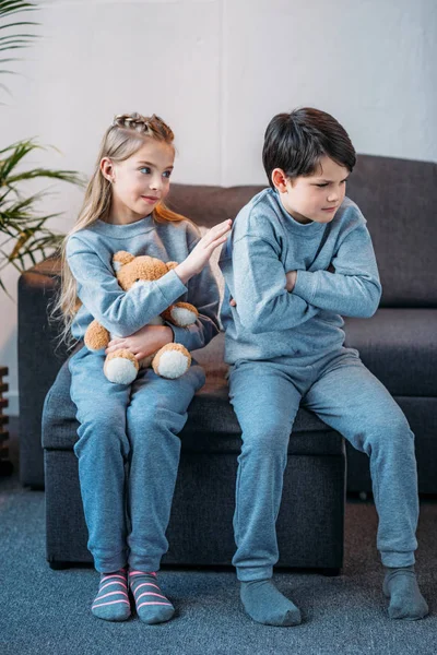 Menina adorável e menino ofendido — Fotografia de Stock