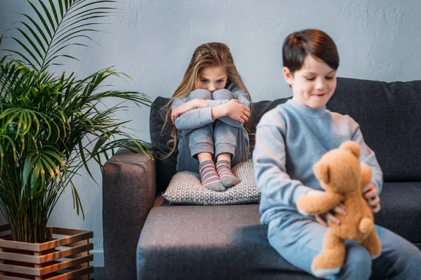 Beleidigtes Mädchen sitzt auf Sofa — Stockfoto