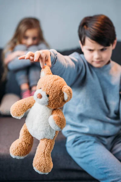 Niño sosteniendo oso de peluche - foto de stock