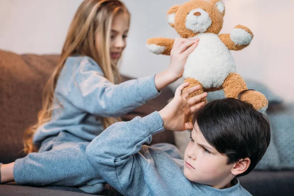 Kinder spielen mit Teddybär — Stockfoto