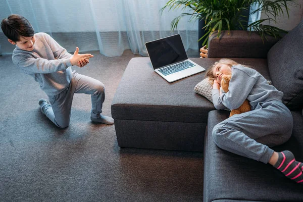 Boy and girl playing — Stock Photo