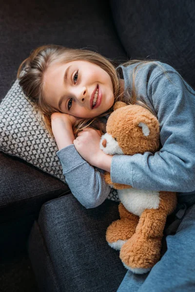 Niña con osito de peluche - foto de stock