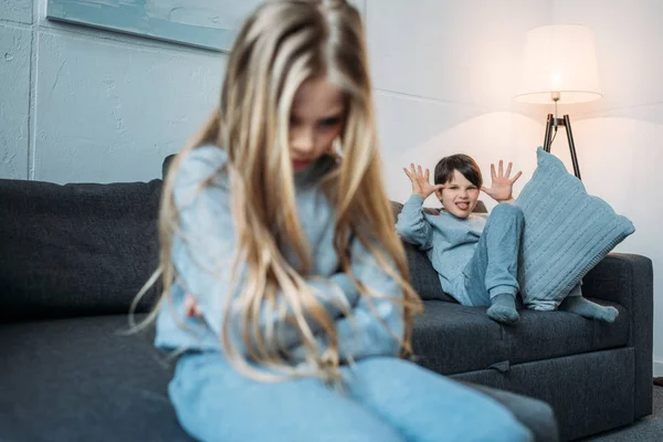 Hermanos en pijama en casa - foto de stock