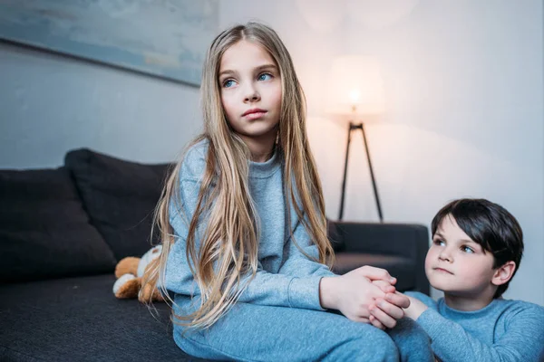 Irmãos de pijama em casa — Fotografia de Stock