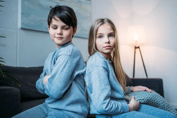 Hermanos en pijama en casa - foto de stock