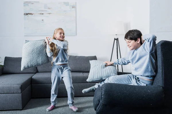 Siblings fighting with pillows — Stock Photo