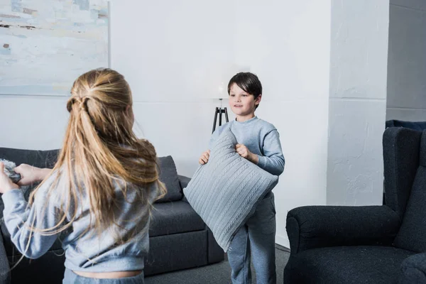 Siblings fighting with pillows — Stock Photo