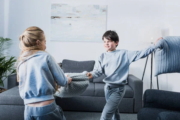 Siblings fighting with pillows — Stock Photo