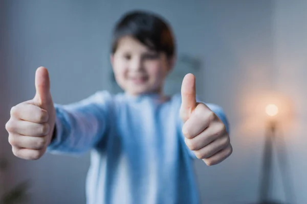 Ragazzino gesticolando pollici in su — Foto stock