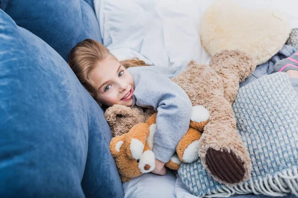 Petite fille avec des ours en peluche — Photo de stock