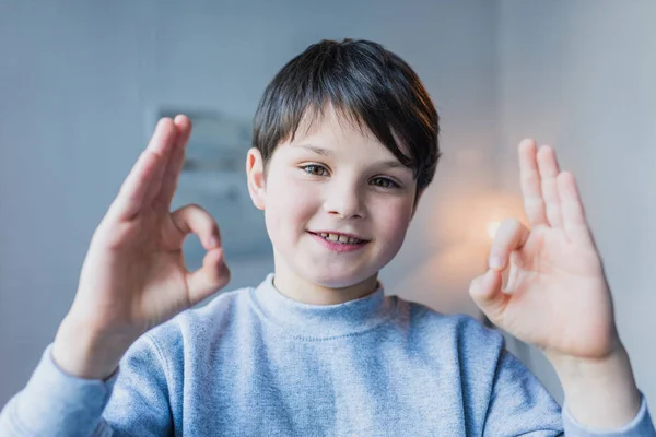 Kleiner Junge zeigt Ok-Zeichen — Stockfoto