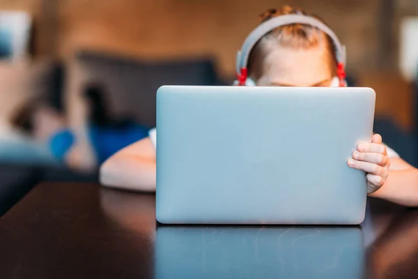 Маленькая девочка в наушниках — стоковое фото